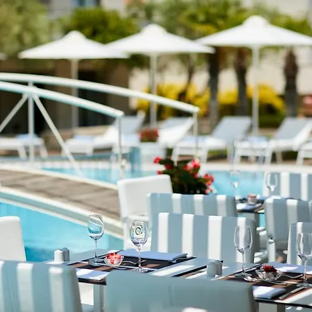 Renaissance Hotel 4*